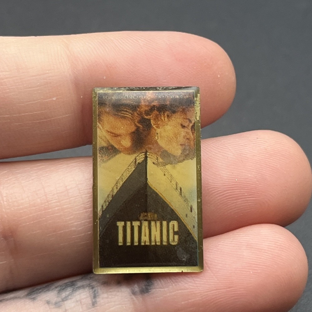 Titanic Movie Poster Kate Winslet Leonardo DiCaprio James Cameron Lapel Hat Pin‎